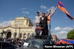 ARMENIA -- People celebrate after the release of the leader of Armenia's mass anti-government protests Nikol Pashinian in Yerevan, April 23, 2018