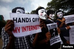 Protesters from the Anonymous India group of hackers wear Guy Fawkes masks as they protest against laws they say gives the government control over censorship of internet usage in Mumbai, Jun. 9, 2012.