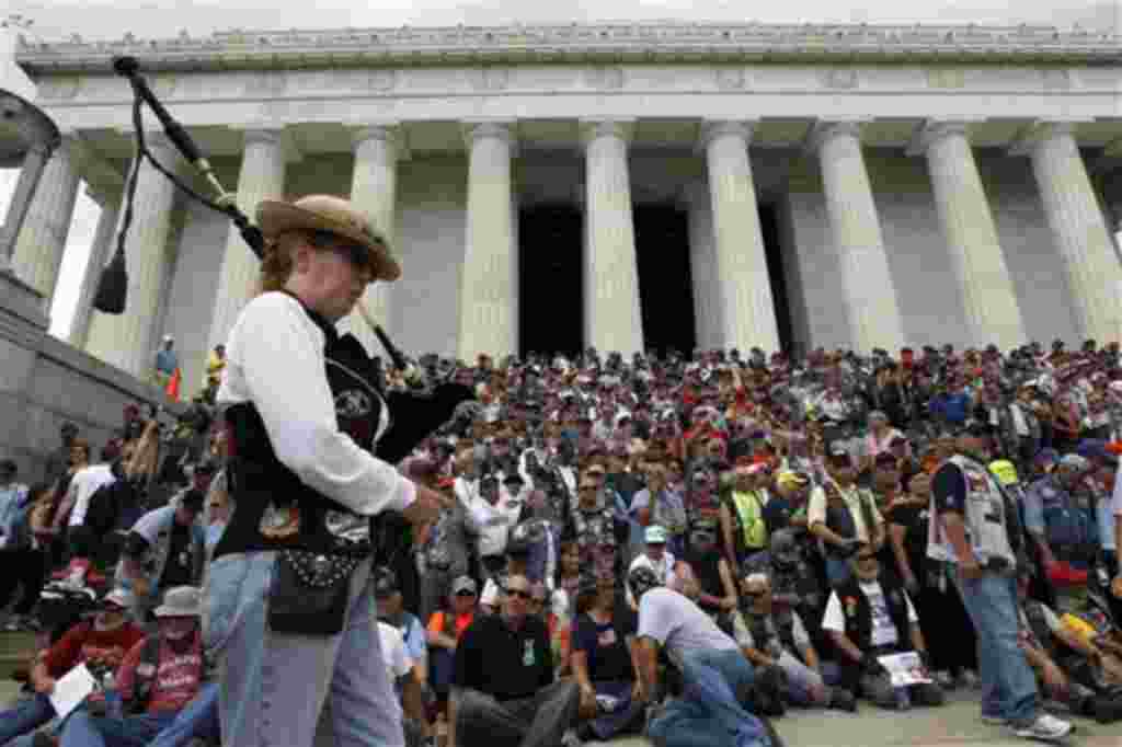 Los motociclistas llegan de todas partes del país a Washington, para conmemorar el Día de los Caídos en Guerra.