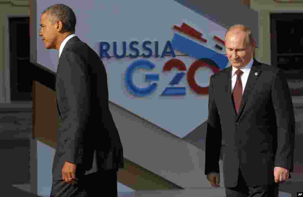 5일 G20 정상회의가 열린 러시아 상트페테르부르크의 콘스탄틴 궁전에서 바락 오바마 미국 대통령과 블라디미르 푸틴 러시아 대통령이 악수를 나눈 후 각자 자리로 돌아가고 있다.