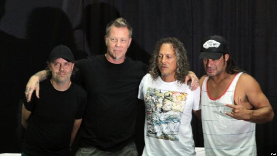 Dari kiri ke kanan, Lars Ulrich, James Hetfield, Kirk Hammet dan Robert Trujillo dari band Metallica pada konferensi pers di Jakarta (25/8). (VOA/Andylala Waluyo)