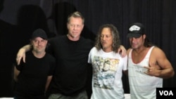 Dari kiri ke kanan, Lars Ulrich, James Hetfield, Kirk Hammet dan Robert Trujillo dari band Metallica pada konferensi pers di Jakarta (25/8). (VOA/Andylala Waluyo)