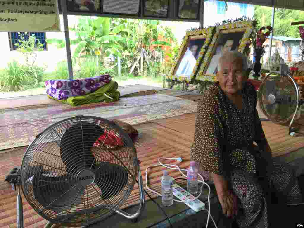 លោកស្រី ភោគ សេ ម្តាយលោកកែម ឡី អ្នកវិភាគសង្គម ដែលរងការបាញ់សម្លាប់ នៅឯគេហដ្ឋាន ក្នុងខេត្តតាកែវ នៅថ្ងៃទី២ ខែកក្កដា ឆ្នាំ២០១៧។ (ហ៊ុល រស្មី/ VOA)