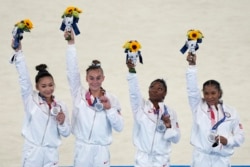 Manm ekip jimnastik Etazuni Sunisa Lee, Grace McCallum, Simone Biles ak Jordan Chiles nan Tokyo, 27 Jiye, 2021.