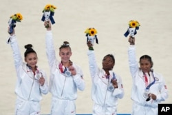 Manm ekip jimnastik Etazuni Sunisa Lee, Grace McCallum, Simone Biles ak Jordan Chiles nan Tokyo, 27 Jiye, 2021.