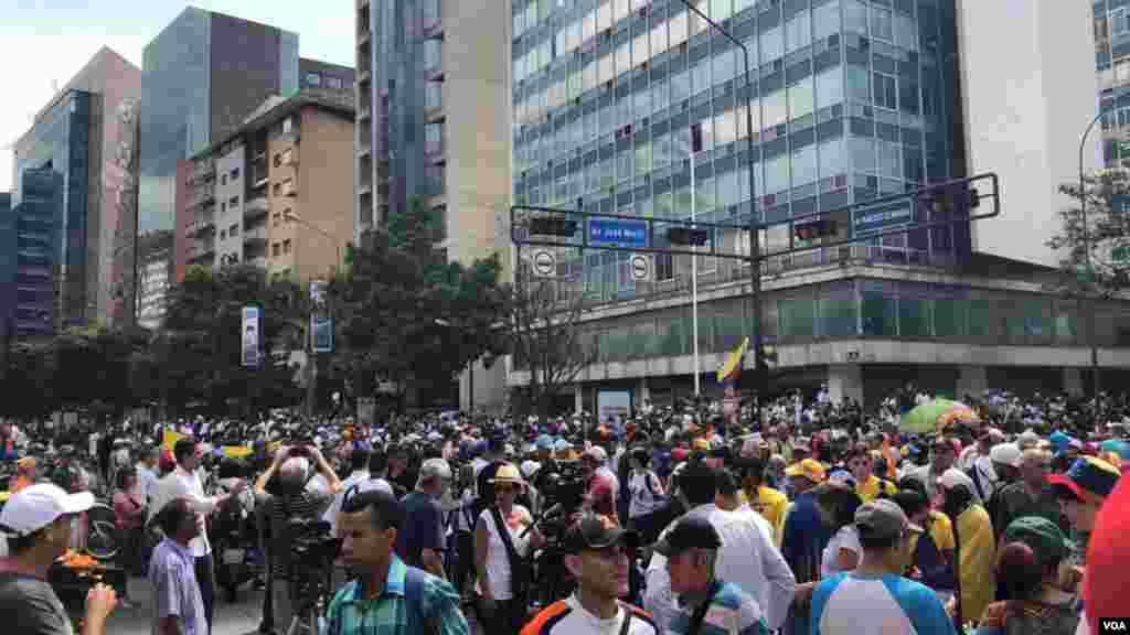 Oponentes y seguidores del presidente en disputa de Venezuela, Nicolás Maduro, marcharon en Caracas este sábado. Álvaro Algarra./VOA.