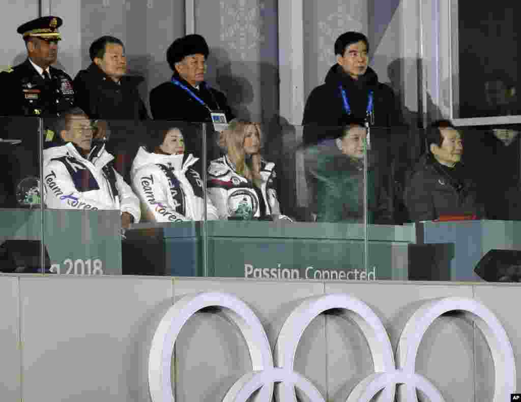 Deretan depan dari kiri, Presiden Korea Selatan Moon Jae-in, istrinya, Kim Jung-sook, dan Ivanka Trump, anak perempuan Presiden AS Donald Trump, memnyaksikan upacara penutupan Olimpiade Musim Dingin 2018 bersama dengan Kim Yong Chol, Wakil Ketua Komite Partai Pekerja Pusat Korea Utara, berdiri ketiga di deretan belakang kiri, di &nbsp;Pyeongchang, Korea Selatan, 25 Februari 2018.