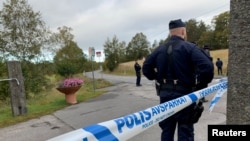 Polisi berjaga di luar Vila Elfik Strand di Lidingo, di luar Kota Stockholm, Swedia, tempat berlangsungnya perundingan antara AS dan Korea Utara, 5 Oktober 2019. 