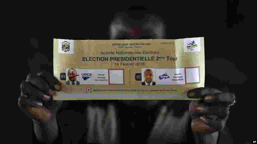Un bulletin de vote montré au cours du dépouillement après fermeture des bureaux de vote lors du deuxième tour de l&rsquo;élection présidentielle à Bangui, République centrafricaine, 14 février 2016.