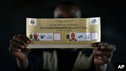 Un bulletin de vote montré au cours du dépouillement après fermeture des bureaux de vote lors du deuxième tour de l’élection présidentielle à Bangui, République centrafricaine, 14 février 2016.