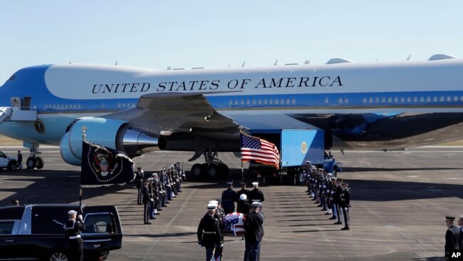 空军一号抵达休斯顿，迎接前总统老布什的遗体前往华盛顿。老布什的灵柩将从周一晚起停放于国会圆形大厅，供美国民众瞻仰这位第41位总统。（2018年12月3日）