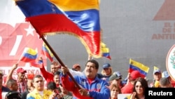 Venezuelan President Nicolas Maduro waves flag to mark "Caracazo" revolutionary uprising rally, Caracas, Feb. 28, 2015.