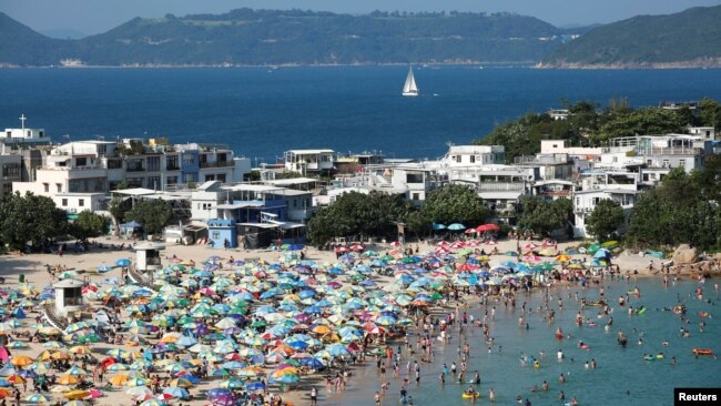 香港两周没有出现新的新冠肺炎确诊病例，港人前往海滩享受海水阳光。（2020年5月3日）