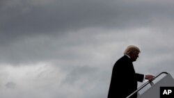 El presidente Donald Trump aborda el Air Force One de regreso a Washington.