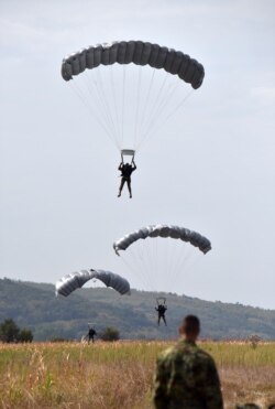 Zajednička vežba padobranaca vojski Srbije i SAD u Nišu i okolini, 16. septembra 2021. (Foto: Ministarstvo odbrane Srbije).