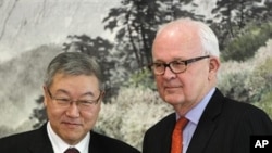 South Korean Foreign Minister Kim Sung-hwan, left, poses with US special envoy for North Korea Stephen Bosworth during their meeting at the Foreign Ministry in Seoul 22 Nov. 2010.