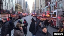 Policajci i vatrogasci blokirali ulice nakon eksplozije autobuskom terminalu Port Authority u New Yorku, 11. decembar 2017.