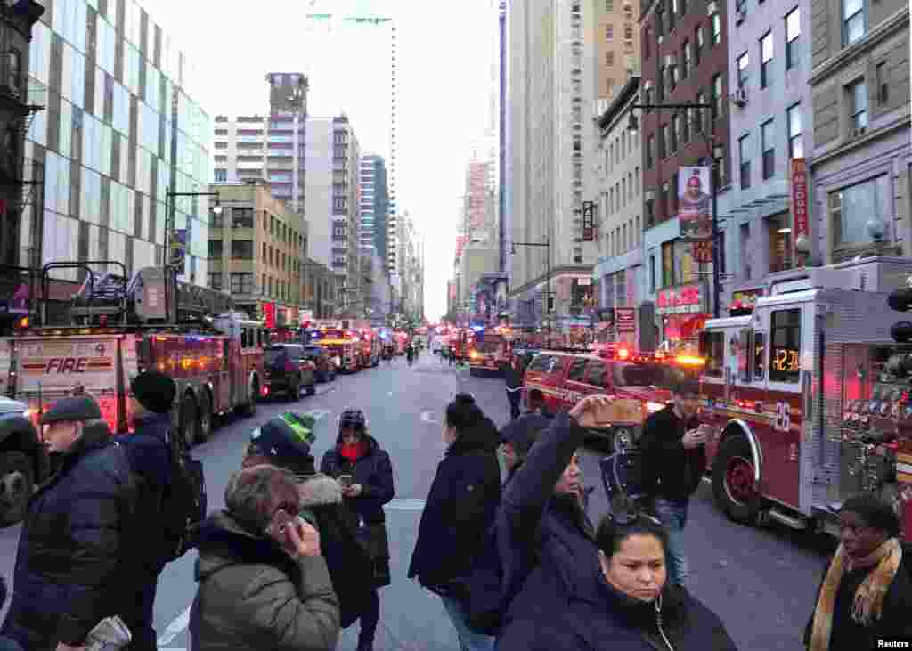 纽约爆炸现场被警方封锁（2017年12月11日）。纽约州长科莫在事发后的记者会上说，42街地铁站之外的其它地铁站已经恢复正常，巴士总站也将重启运行。
