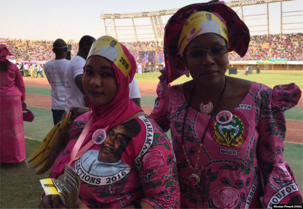 Deux militantes du PNDS, le parti de Mahamadou Issoufou, habillées en rose lors du dernier meeting de campagne de Mahamadou Issoufou au stade Seyni Kountché, Niamey, 18 février 2016 (VOA/Nicolas Pinault)