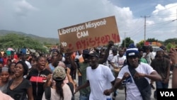Protesters in Titanyen, a town near Port-au-Prince, Haiti, take to the streets Oct. 19, 2021, to demand the release of the 17 missionaries who were kidnapped by the 400 Mawozo gang on Saturday. (Matiado Vilme / VOA Creole)