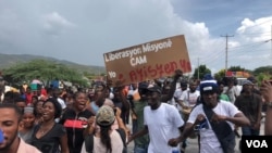 Manifestantes en Titanyen, una ciudad cerca de Puerto Príncipe, Haití, toman las calles el 19 de octubre de 2021 para exigir la liberación de los 17 misioneros estadounidenses que fueron secuestrados por la pandilla 400 Mawozo el sábado. (Matiado Vilme / VOA Creole)