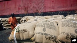Embarquement de sacs de cacao dans le port d'Abidjan (10 mai 2011)