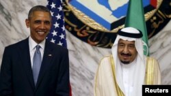 U.S. President Barack Obama, left, stands next to Saudi Arabia's King Salman during the summit of the Gulf Cooperation Council (GCC) in Riyadh, Saudi Arabia, April 21, 2016.