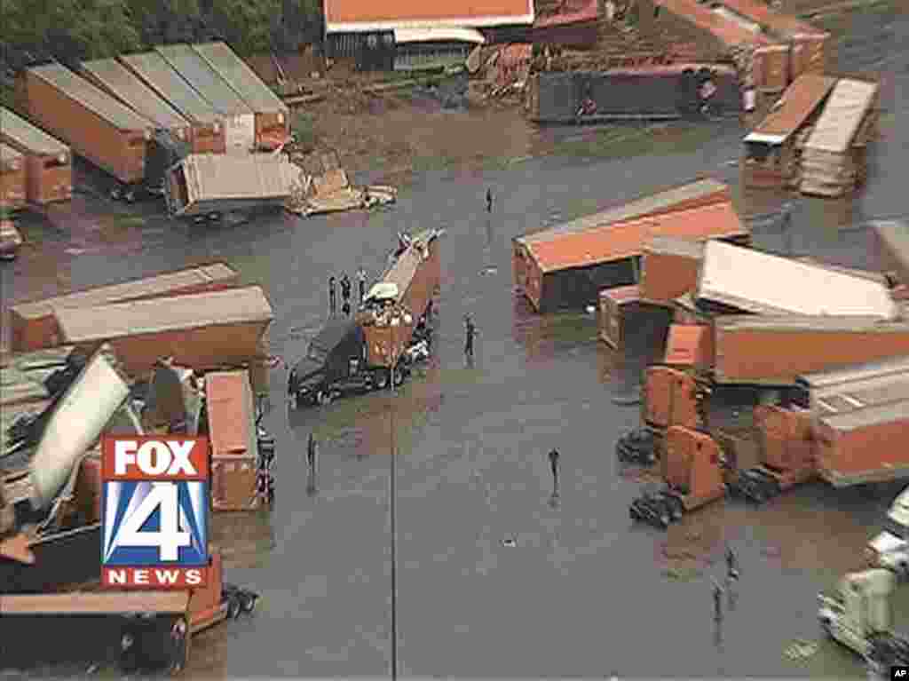 Los camiones que se encontraban en un estacionamiento cerca de Lancaster, Texas. resultaron con graves da&ntilde;os. (AP/KDFW-TV)