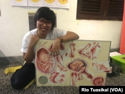 dr. Putri Widi Saraswati dari Mons Youth memegang alat peraga untuk melayani remaja yang ingin bertanya soal kesehatan reproduksi dan seks. Menurutnya, tabu terkait seks membuat remaja banyak mendapatkan informasi yang salah (foto: VOA/Rio Tuasikal)