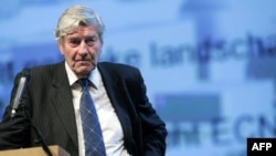 FILE - Former Dutch prime minister Ruud Lubbers speaks at the Technical University in Delft about Nuclear Energy in Holland, Nov.14, 2006.