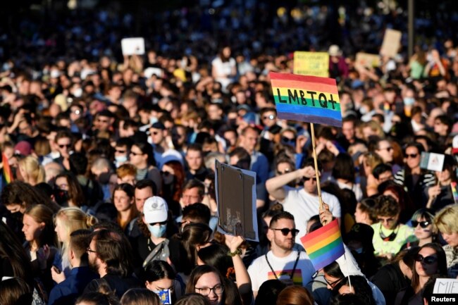 Người dân biểu tình ở Budapest để phản đối luật chống LGBTQ.