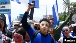Para pengunjuk rasa yang mengenakan topeng tradisional ikut serta dalam pawai yang bertema “Bersama-sama Kita Adalah Gunung Berapi” menentang pemerintahan Presiden Nikaragua, Daniel Ortega, di Managua, Nikaragua, 12 Juli 2018 (foto: Reuters/Oswaldo Rivas)