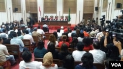 Suasana sidang ketika majelis hakim membacakan secara bergantian putusan terhadap Basuki Tjahaya Purnama di Jakarta hari Selasa 9/5. (VOA/Fathiyah Wardah)