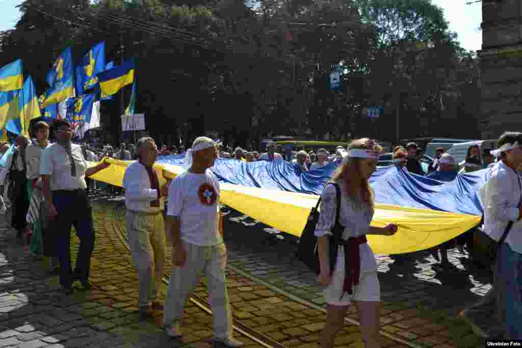 До урочистої ходи долучилися і колишні політв&#39;язні, які закликали українців нічого не боятися, бути з Богом та Україною.