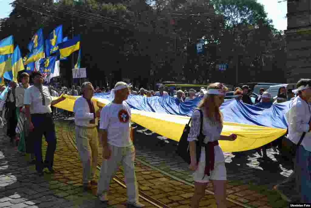 До урочистої ходи долучилися і колишні політв'язні, які закликали українців нічого не боятися, бути з Богом та Україною.