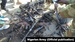 Une cache d'armes trouvées après la fuite des militants de Boko Haram du village de Dikwa, dans l'Etat de Borno en mai 2015