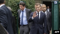 Le président français, Emmanuel Macron, quitte la maison de Josette Audin à Bagnolet, le 13 septembre 2018.