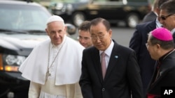 Le pape François accueilli par Ban ki-Moon, secrétaire général des Nations unies, au siège de l'ONU à New York, le 25 septembre 2015. 