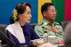 Penasihat Negara Myanmar Aung San Suu Kyi (kiri) memimpin pertemuan di Naypyidaw dengan panglima militer Jenderal Senior Min Aung Hlaing. (Foto: Courtesy)