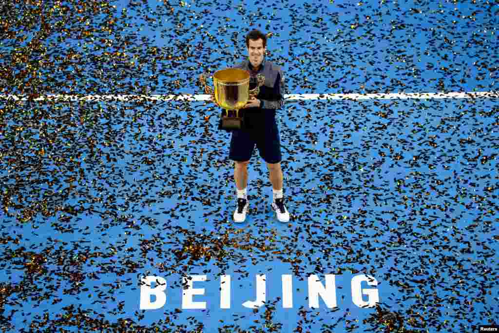 Britain&#39;s Andy Murray holds his trophy after defeating Bulgaria&#39;s Grigor Dimitrov in their men&#39;s singles final match of the China Open tennis tournament in Beijing.