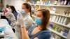 Medicinske sestre i farmaceuti pripremaju vakcine protiv virusa Kovid 19. Denver, Kolorado, 6. mart 2021. (Foto: AP/David Zalubowski)