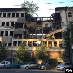 A police building hit during NATO's bombing campaign in 1999, like others in Belgrade, has yet to be demolished or repaired. (Photo: L. Ramirez / VOA)