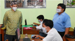 Mendikbudristek Nadiem Anwar Makarim meninjau pelaksanaan Asesmen Nasional di salah satu sekolah di Yogyakarta, Selasa (14/9). (Foto: Kemendikbudristek)