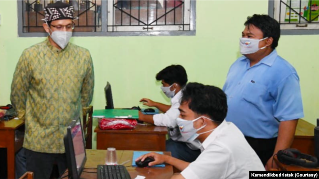 Mendikbudristek Nadiem Anwar Makarim meninjau pelaksanaan Asesmen Nasional di salah satu sekolah di Yogyakarta, pada 14 September 2021. (Foto: Courtesy Kemendikbudristek)