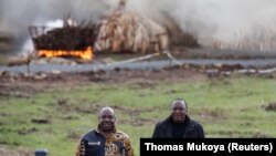 Rais Uhuru Kenyatta (Kulia) na mwenzake Ali Bongo Ondimba wa Gabon wakisimama pamoja baada ya kutia moto tani 105 ya pembe za ndovu. 