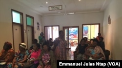 Les malades de la vue attendant d’être reçus à l’hopital d’Oback à Youandé, Cameroun, le 13 janvier 2018. (VOA/Emmanuel Jules Ntap)