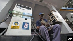 A worker counts Indian currency at a fuel station in Mumbai, India, 30 Dec 2010