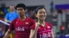 Debby Susanto (kanan) dan Praveen Jordan (kiri) meluapkan kegembiraan setelah menang melawan pasangan China, Wang Yilyu dan Huang Dongping, dalam final ganda campuran Korea Terbuka di Seoul, 17 September 2017. (Foto: AFP)