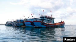 Kapal-kapal nelayan berlabuh dekat pulau Ly Son, provinsi Quang Ngai, Vietnam.