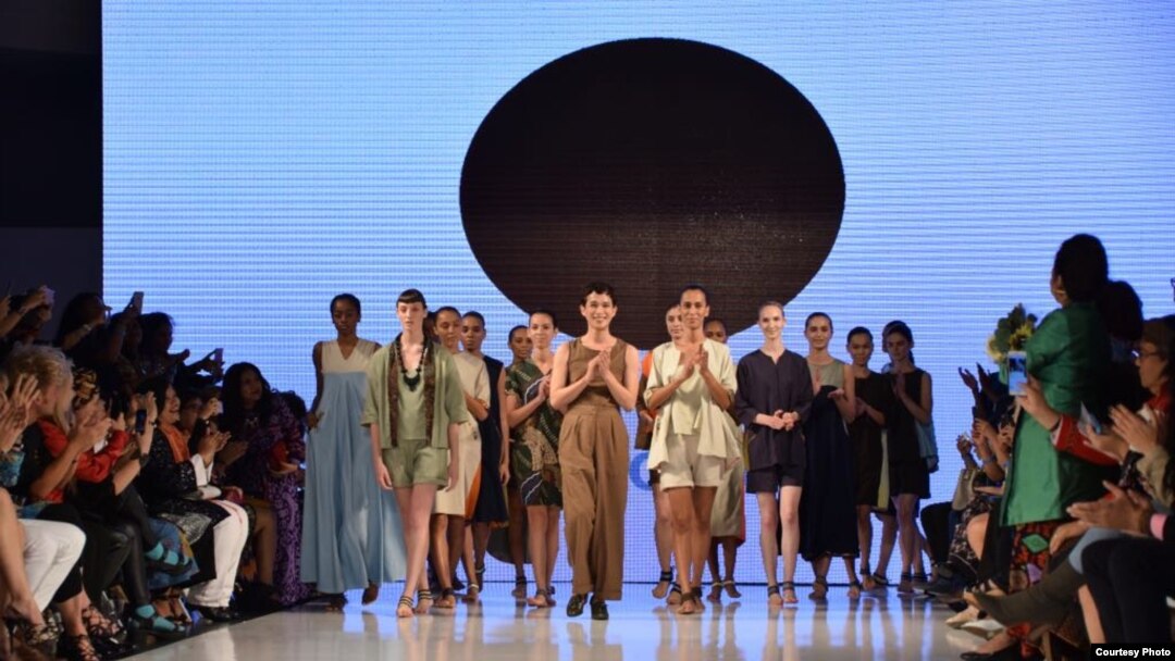 Oscar Lawalata dan koleksi karyanya yang baru ditampilkan di Los Angeles Fashion Week hari Minggu malam (2/10).